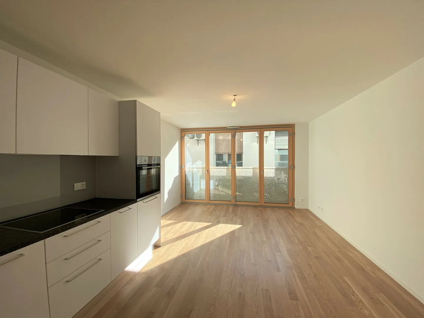 MONTREUX - SPAZIOSO TRIPLEX DI 4.5 STANZE + SOTTOSUOLO RISTRUTTURATO LOTTO 5 - Foto 12 di 13