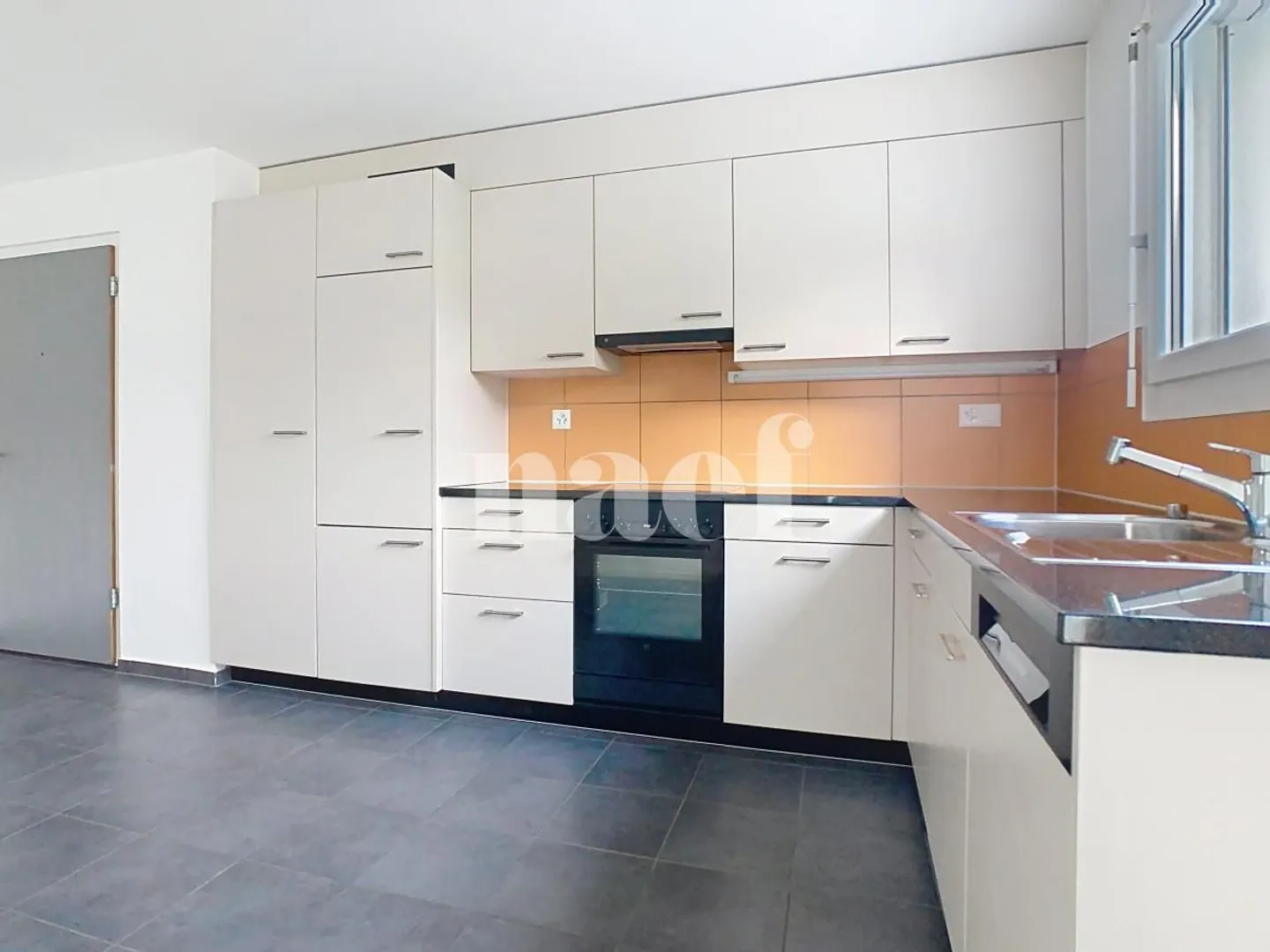In un quartiere residenziale, sistemazione spaziosa e luminosa - Foto 4 di 9