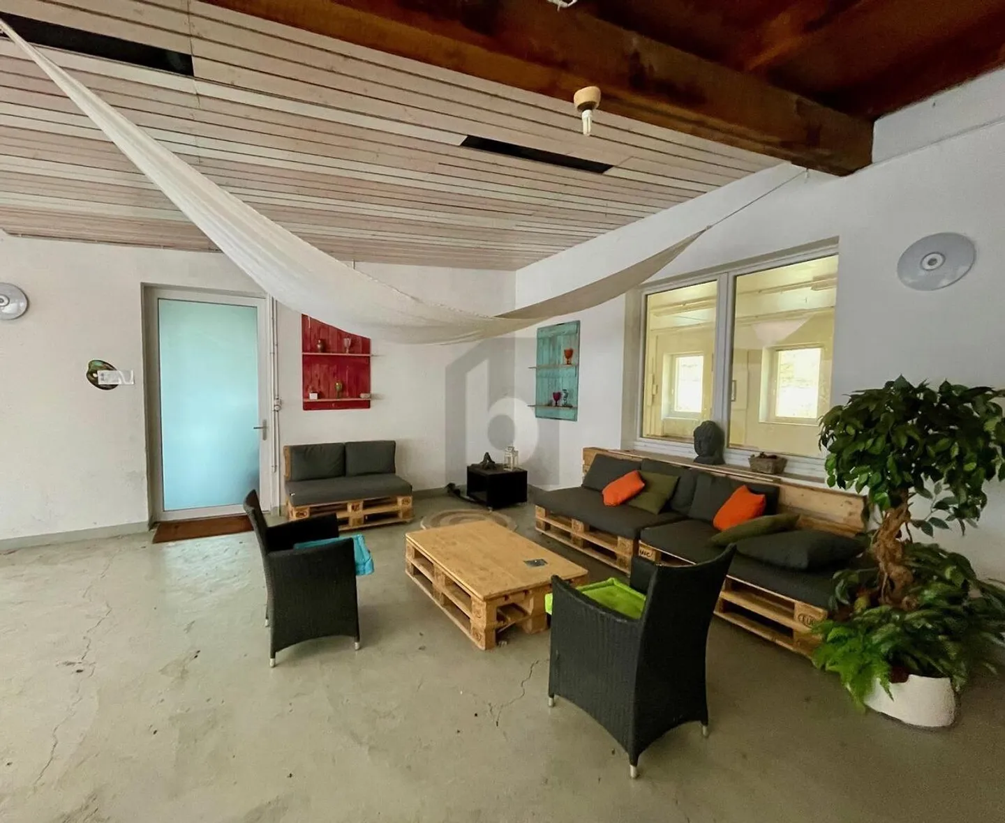 A LARGE SPACE FOR INDIVIDUAL USE - Photo 3 of 4