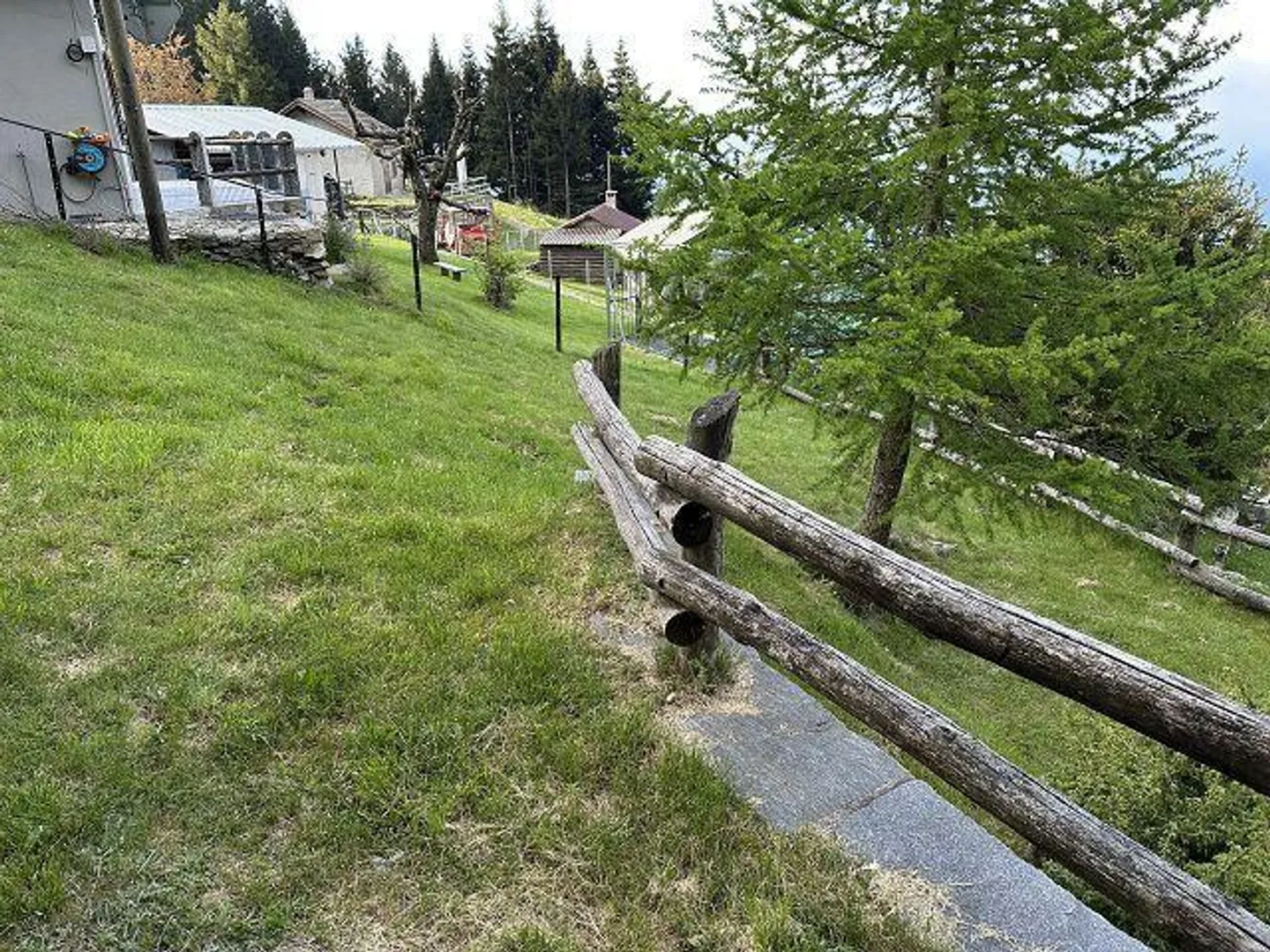 Chalet di 4 stanze in una posizione molto tranquilla e soleggiata con vista - Foto 31 di 39