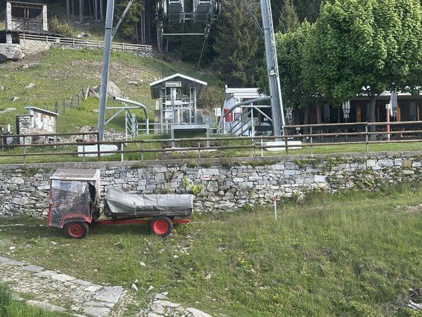 Chalet di 4 stanze in una posizione molto tranquilla e soleggiata con vista - Foto 33 di 39
