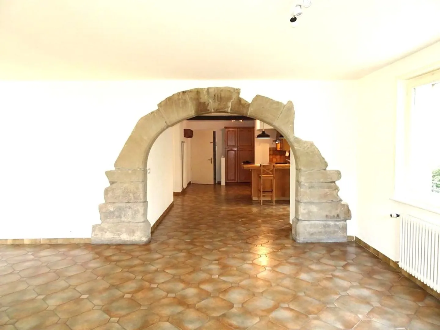 Bellissimo appartamento con 4,5 stanze / 3 camere da letto / 1 bagno / 1 terrazza / 2 posti auto - Foto 4 di 8