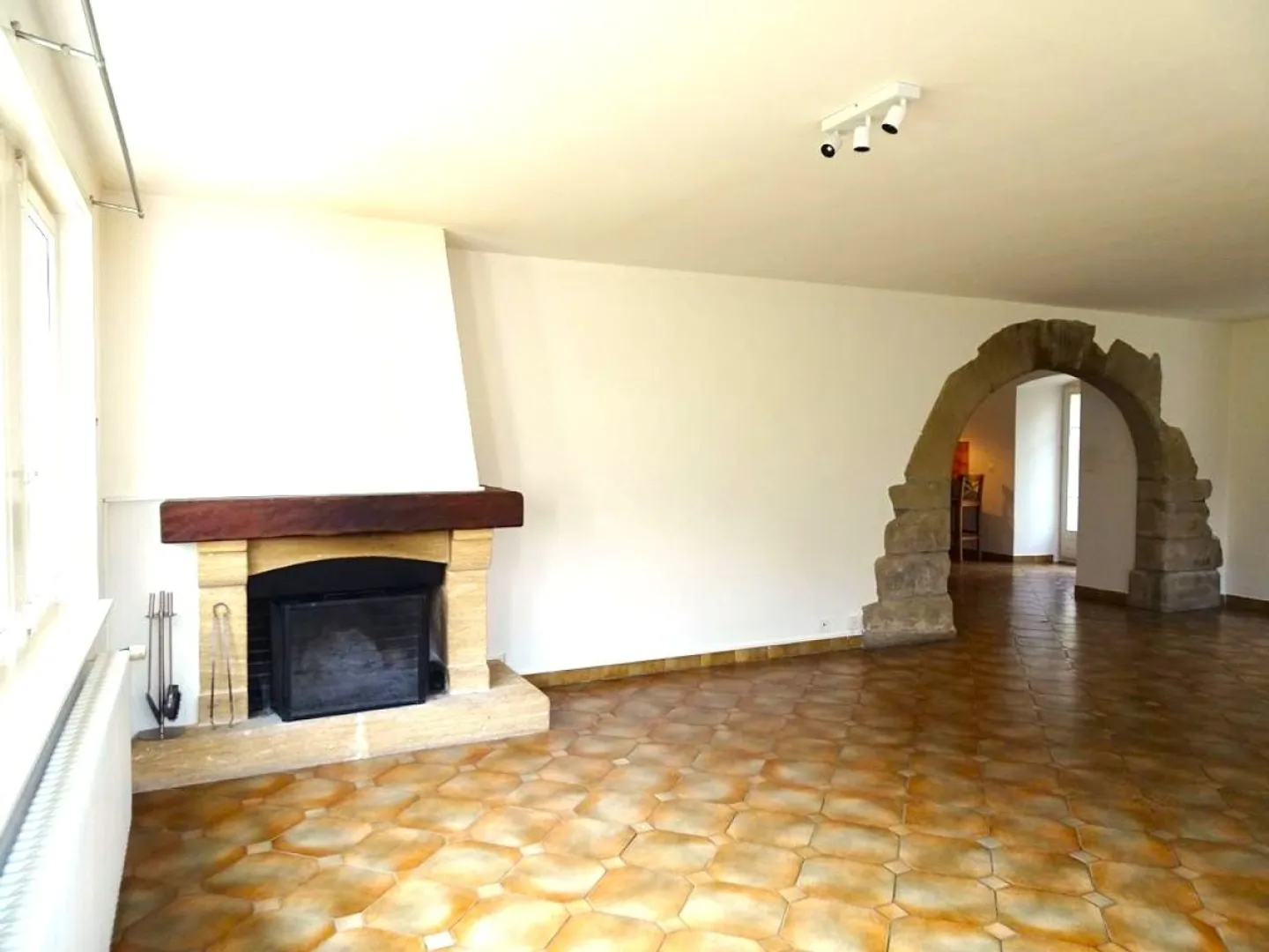 Bellissimo appartamento con 4,5 stanze / 3 camere da letto / 1 bagno / 1 terrazza / 2 posti auto - Foto 5 di 8