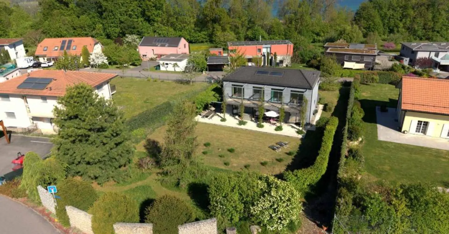 KONTEMPORÄRE MINERGIE-VILLA IN EINER BEVORZUGTEN UMGEBUNG - Foto 2 von 12