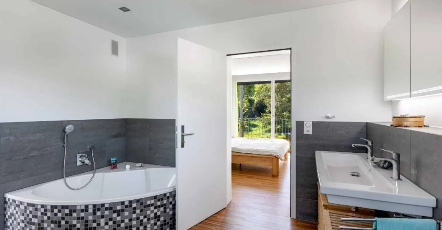 KONTEMPORÄRE MINERGIE-VILLA IN EINER BEVORZUGTEN UMGEBUNG - Foto 9 von 12