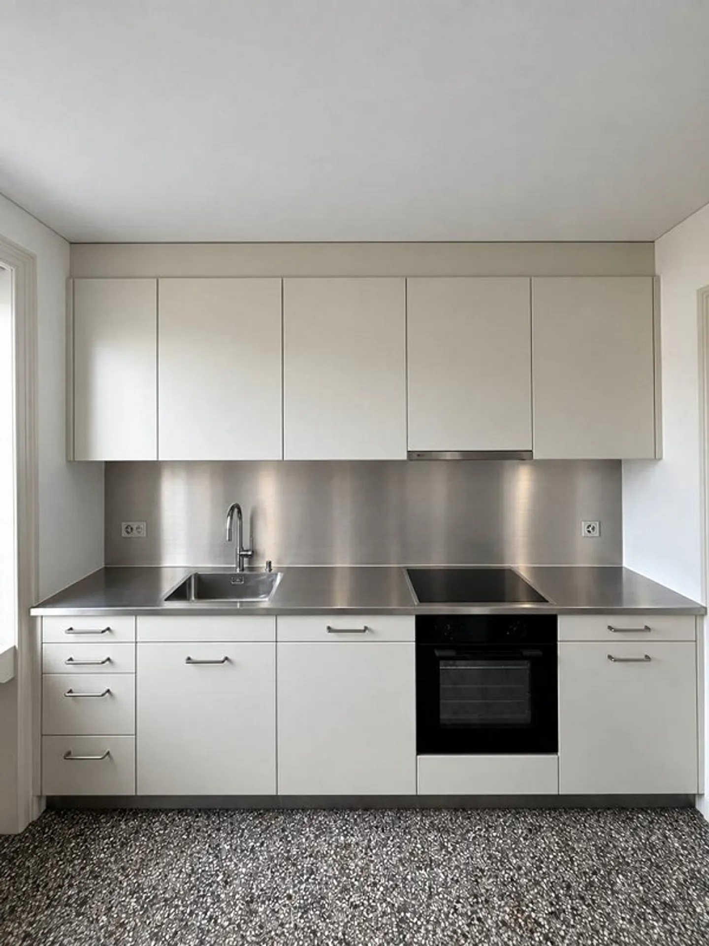 Stylishly renovated 3.5-room attic apartment near the city - Photo 5 of 7