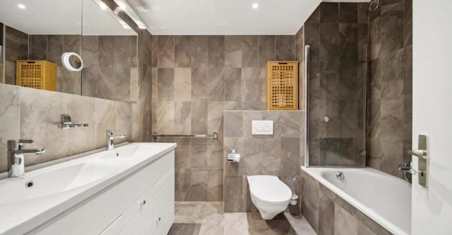 Rare for sale, apartment located on the famous Quai des Fleurs - Photo 9 of 10