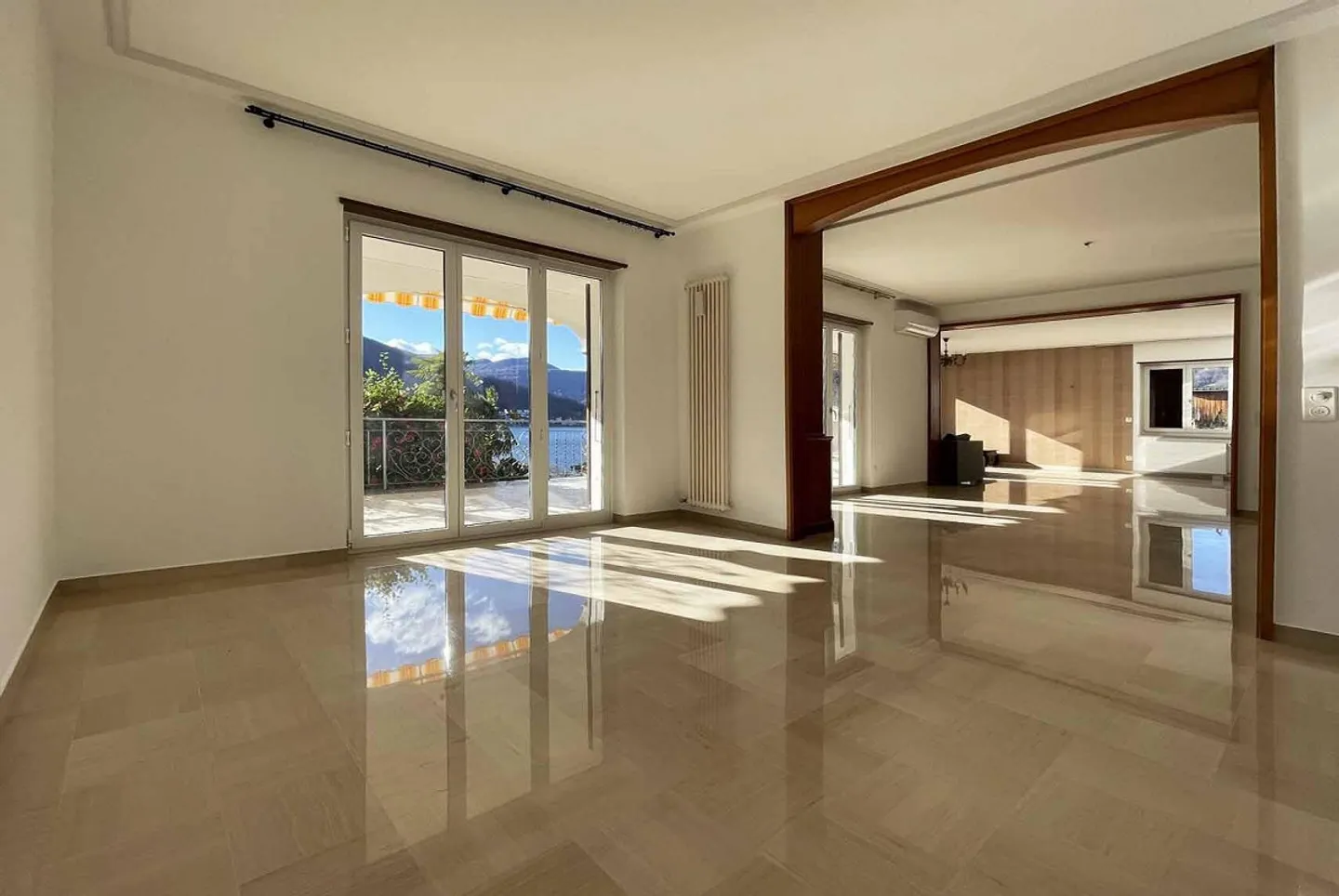 Villa di Lusso con Vista Lago - Foto 1 di 10