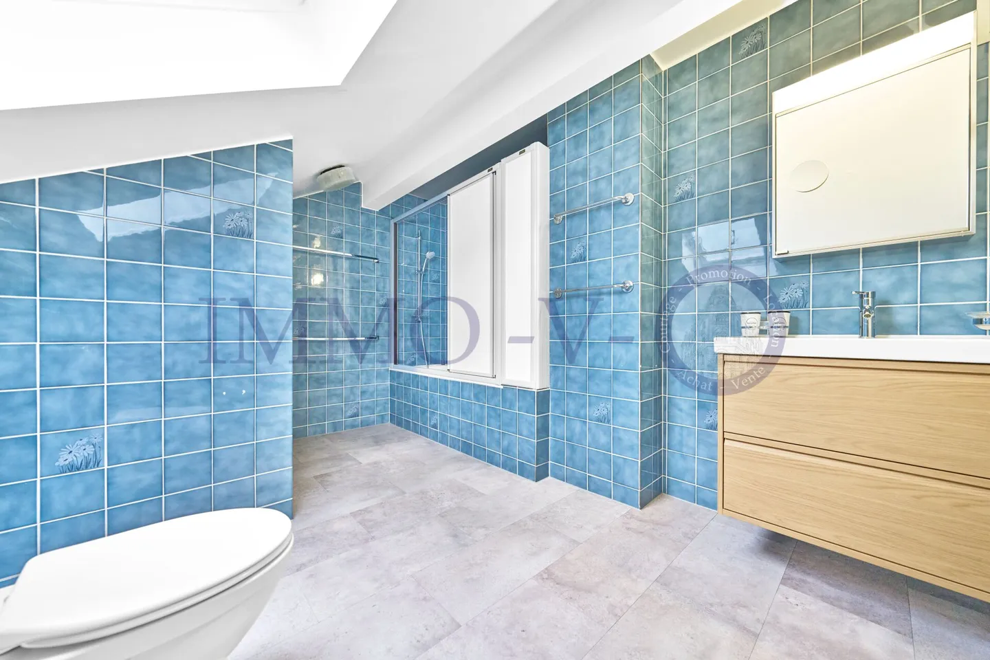 SPACIEUX ATTIQUE, RENOVE AVEC CACHET AVEC BALCON-TERRASSE VUE LAC - Photo 9 sur 9