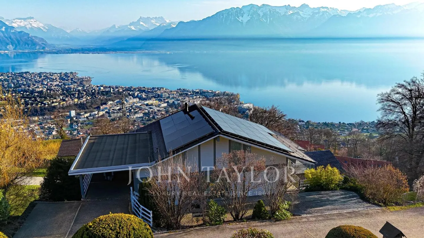 ESCLUSIVITÀ: Villa contemporanea con vista panoramica sul lago e sulle Alpi - Foto 2 di 13