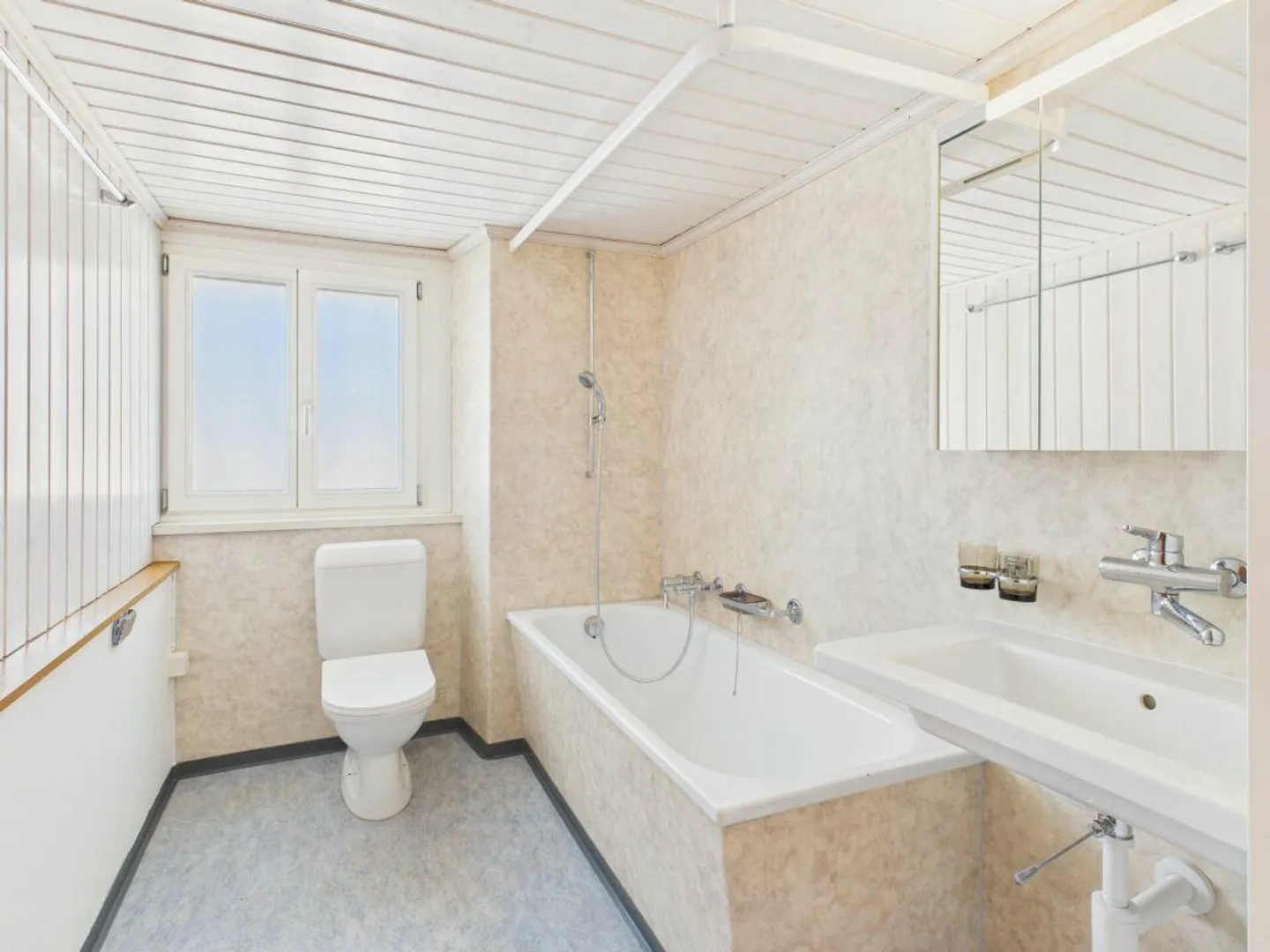 Top Apartment in the Green - Photo 2 of 9