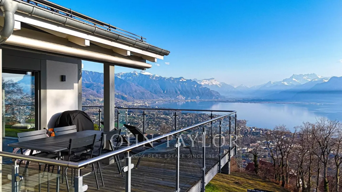 ESCLUSIVITÀ: Villa contemporanea con vista panoramica sul lago e sulle Alpi - Foto 12 di 13