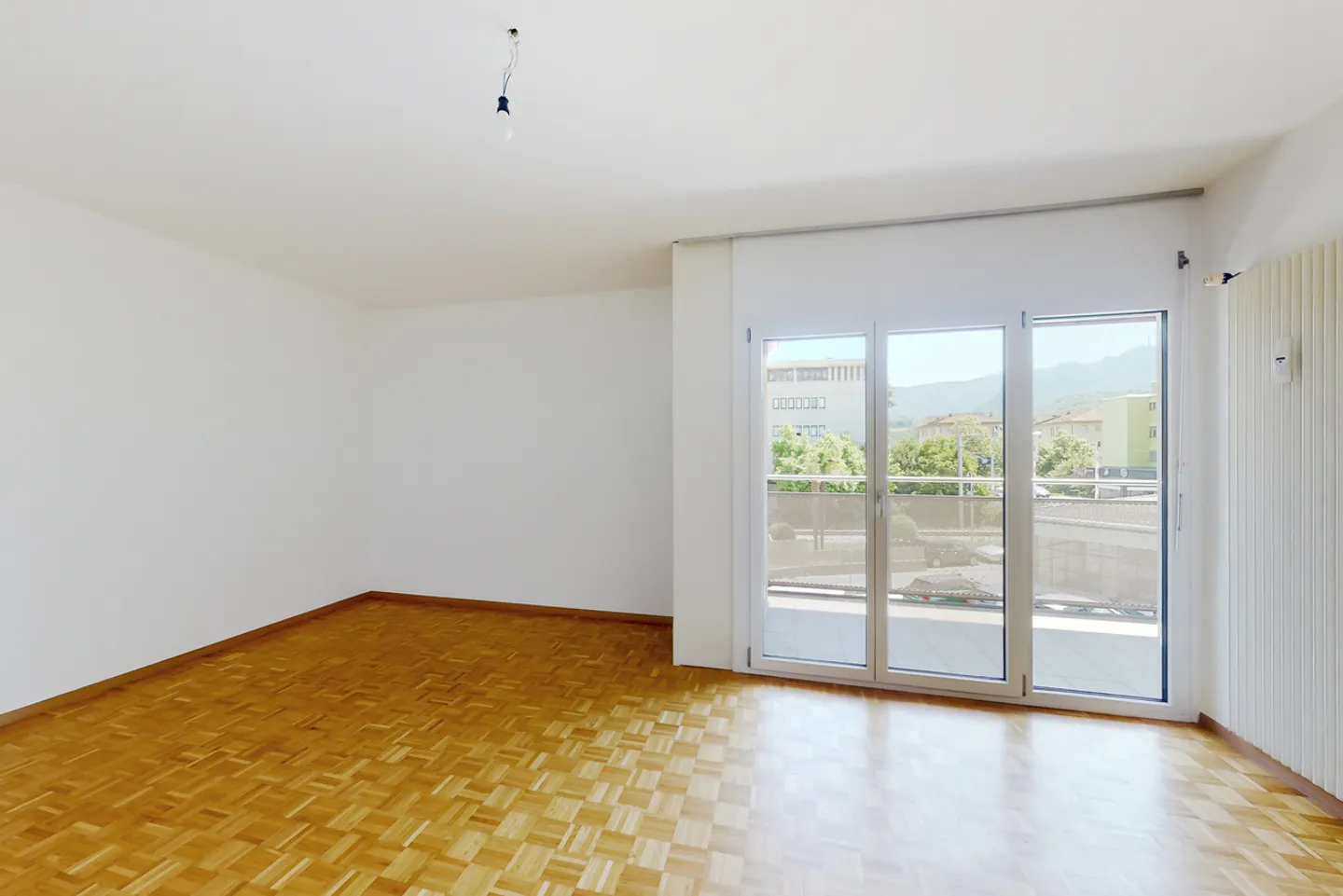 Bright residential property with terrace in a strategic location in Agno - Photo 2 of 11