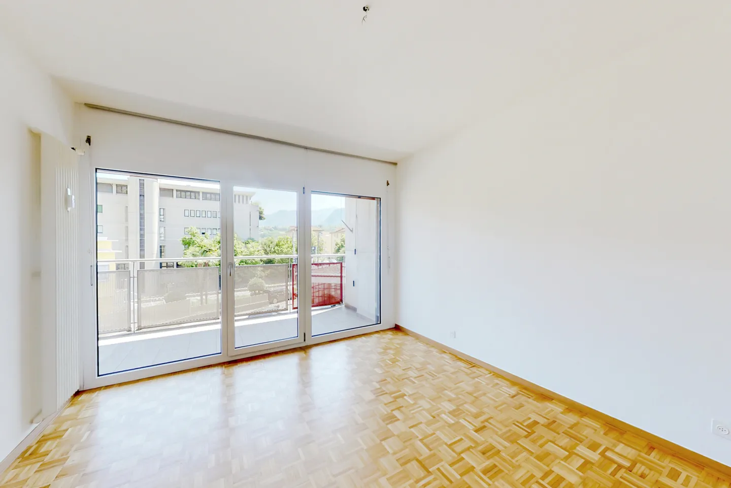 Bright residential property with terrace in a strategic location in Agno - Photo 4 of 11
