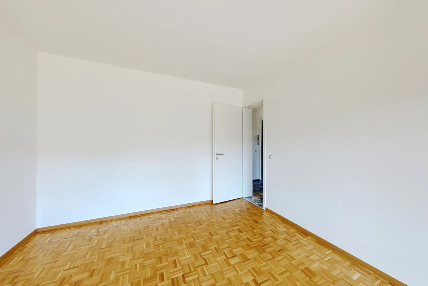 Bright residential property with terrace in a strategic location in Agno - Photo 5 of 11