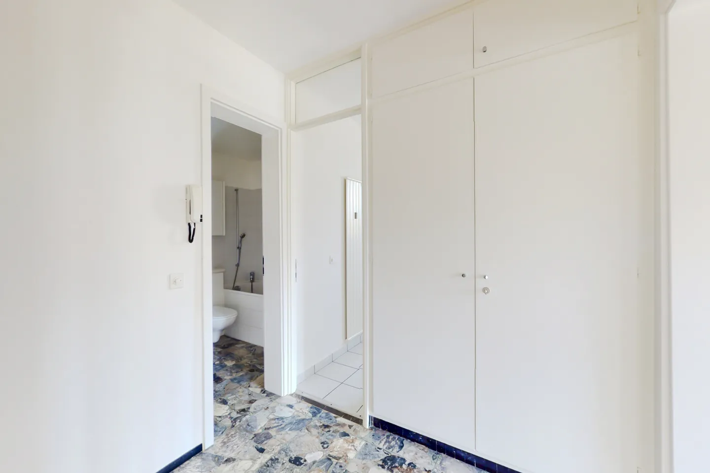 Bright residential property with terrace in a strategic location in Agno - Photo 6 of 11