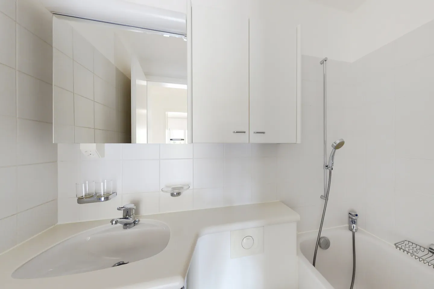 Bright residential property with terrace in a strategic location in Agno - Photo 9 of 11