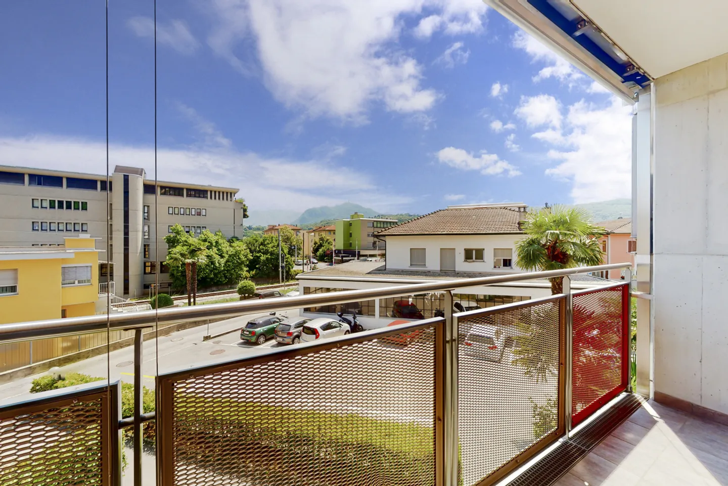 Bright residential property with terrace in a strategic location in Agno - Photo 10 of 11