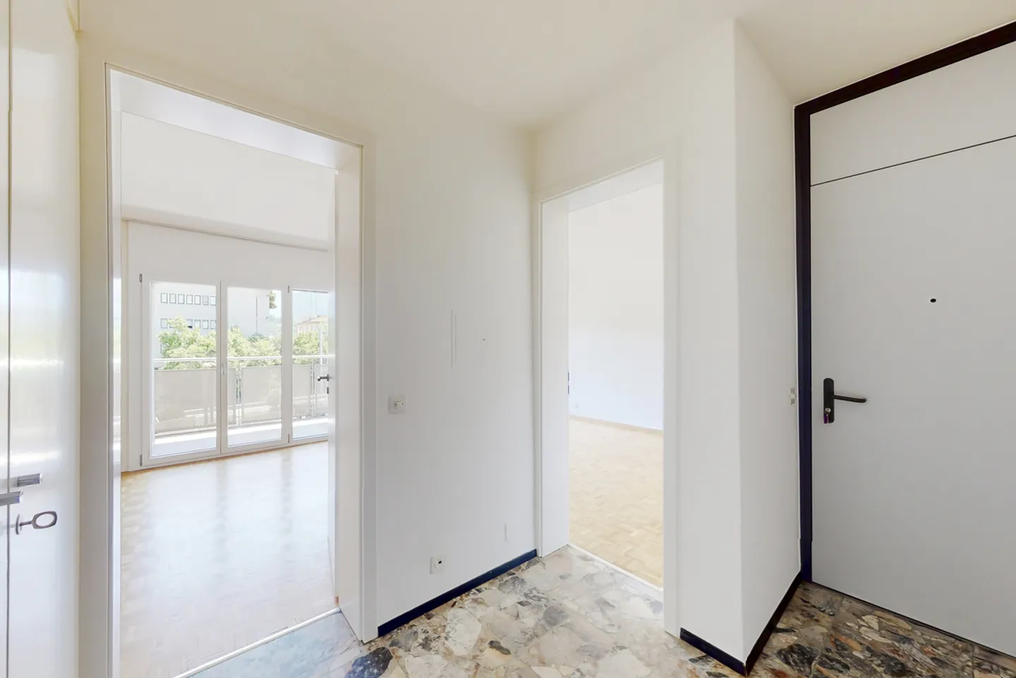 Bright residential property with terrace in a strategic location in Agno - Photo 7 of 11