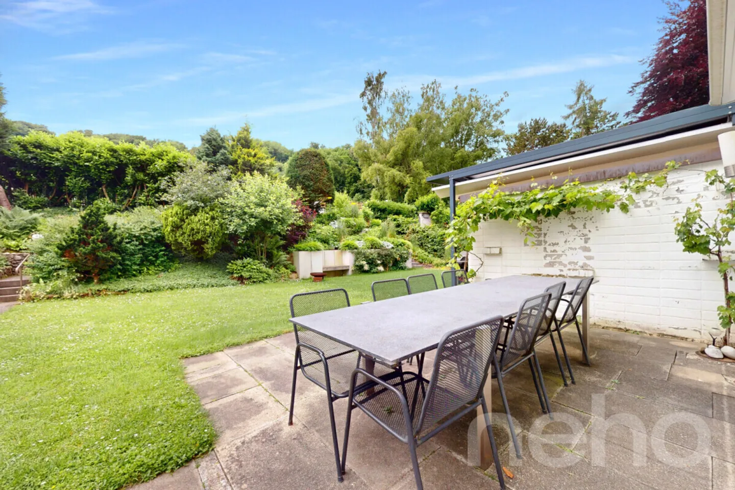 Casa bifamiliare ristrutturata e stilosa con giardino a bassa manutenzione - Foto 5 di 13