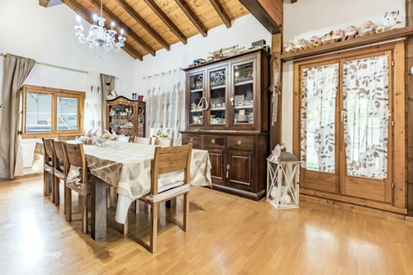 Attractive residential and commercial property with diverse usage possibilities - Photo 4 of 13