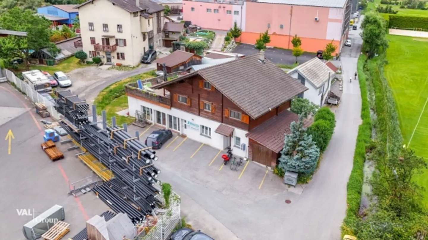 Attractive residential and commercial property with diverse usage possibilities - Photo 1 of 13