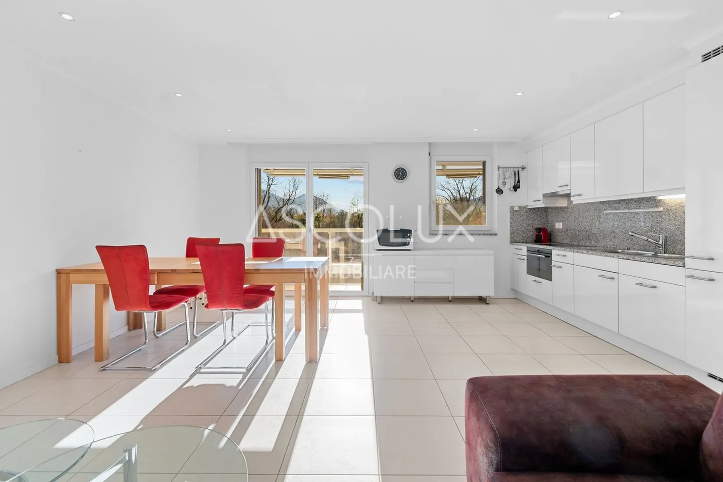 Appartamento 3.5 locali con ampia terrazza e vista aperta - possibile come appartamento di vacanza | FERIENWohnung mit 3.5 Zimmern, großer Terrasse und freier Aussicht - Photo 1 sur 13