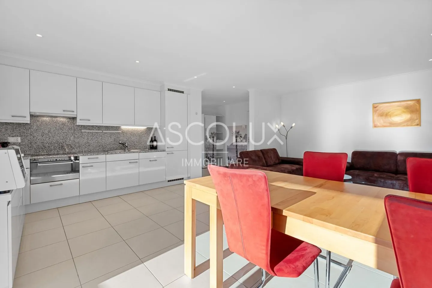 Appartamento 3.5 locali con ampia terrazza e vista aperta - possibile come appartamento di vacanza | FERIENWohnung mit 3.5 Zimmern, großer Terrasse und freier Aussicht - Photo 3 sur 13