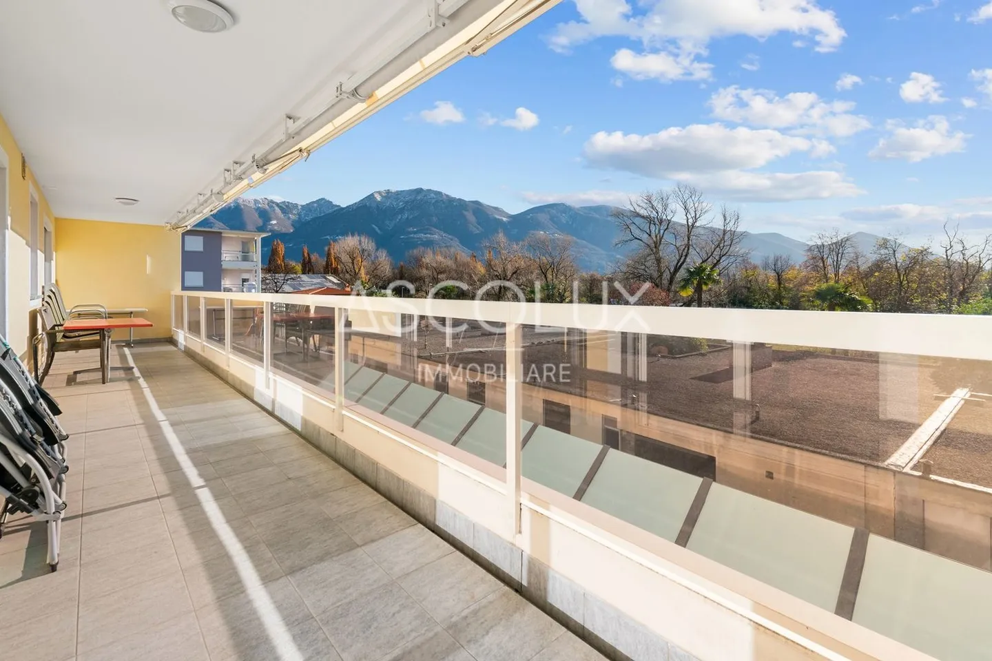 Appartamento 3.5 locali con ampia terrazza e vista aperta - possibile come appartamento di vacanza | FERIENWohnung mit 3.5 Zimmern, großer Terrasse und freier Aussicht - Photo 6 sur 13