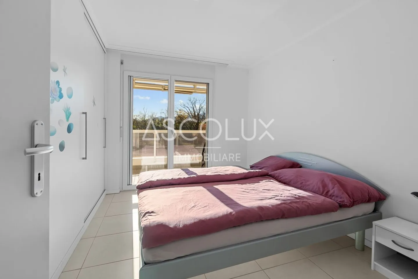 Appartamento 3.5 locali con ampia terrazza e vista aperta - possibile come appartamento di vacanza | FERIENWohnung mit 3.5 Zimmern, großer Terrasse und freier Aussicht - Photo 9 sur 13