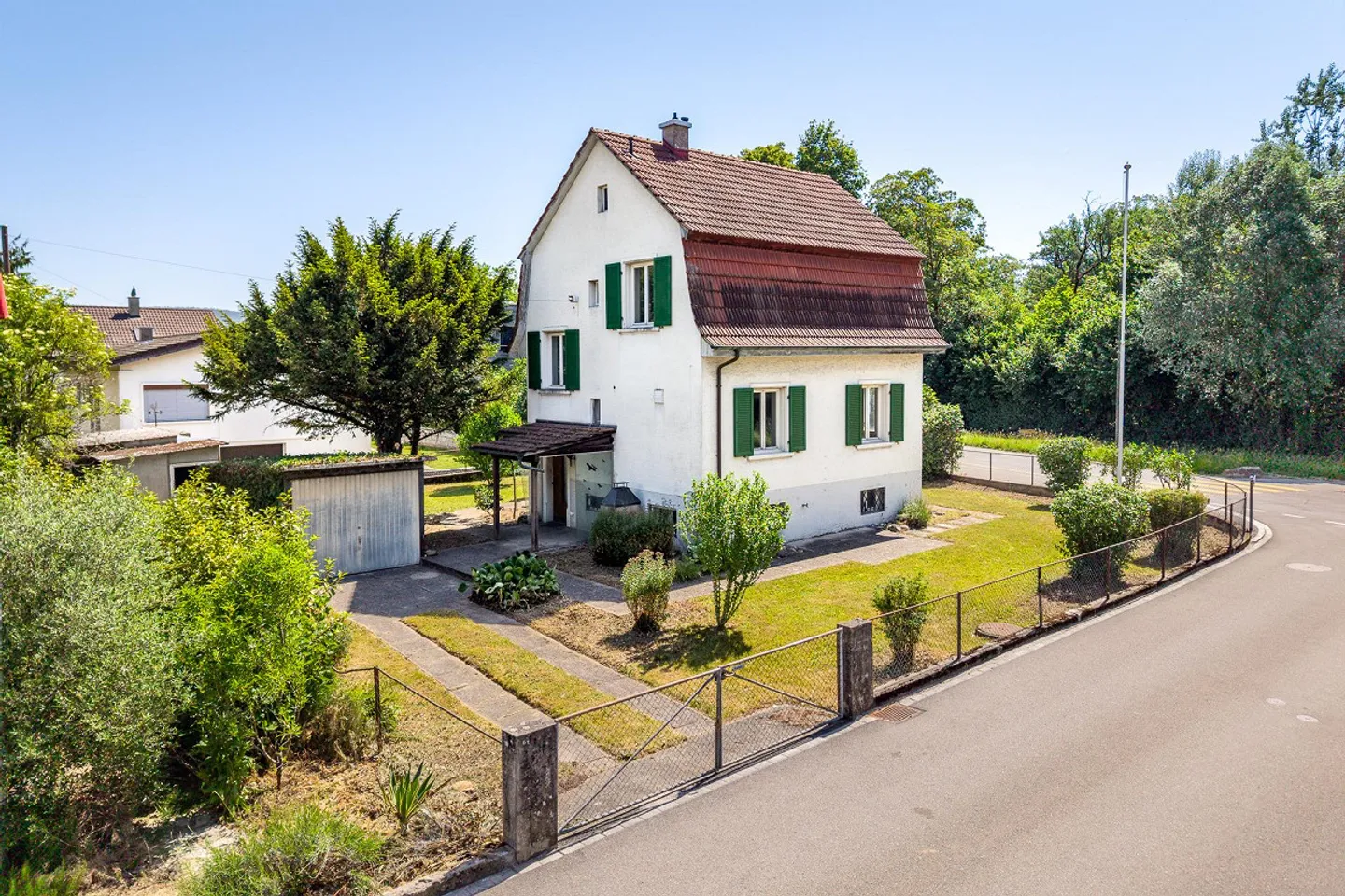 Pretty single-family house with plenty of outdoor space and great potential - Photo 1 of 13