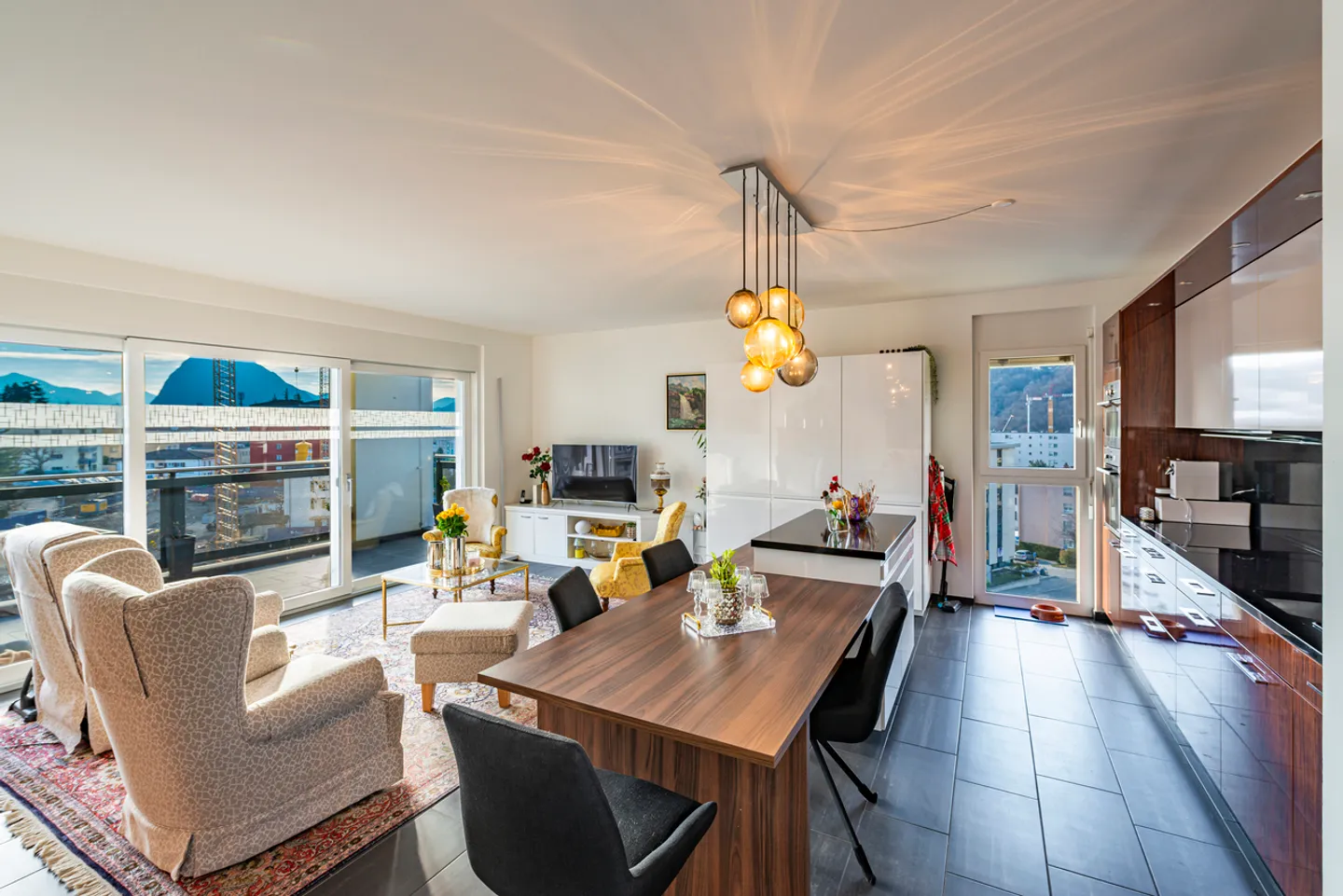 Attico spazioso di 4,5 stanze in città - Foto 1 di 12