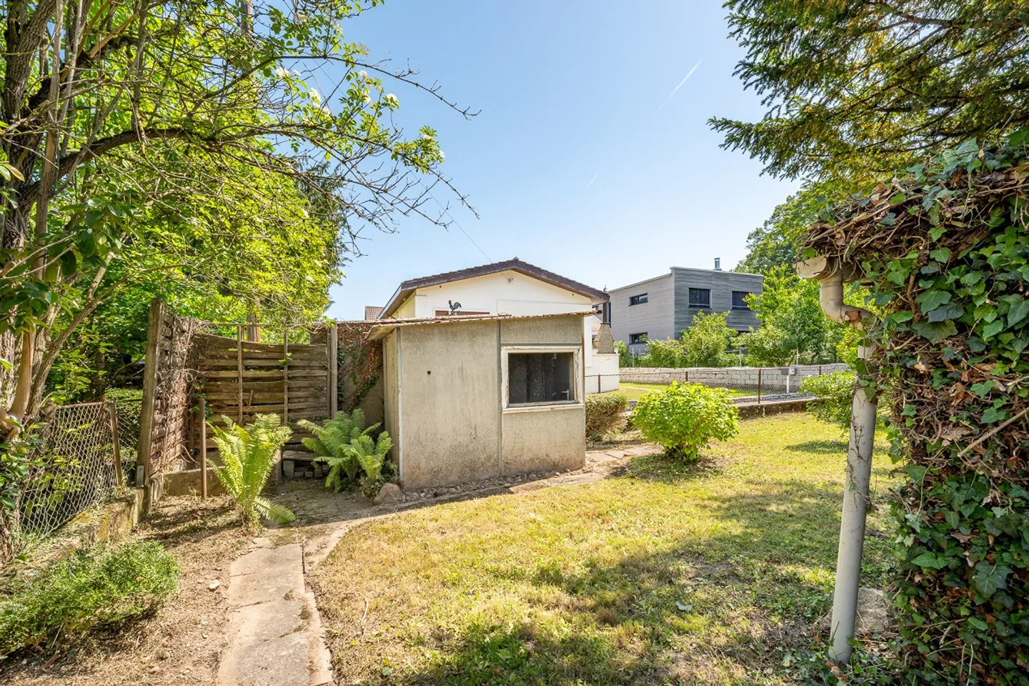 Pretty single-family house with plenty of outdoor space and great potential - Photo 5 of 13