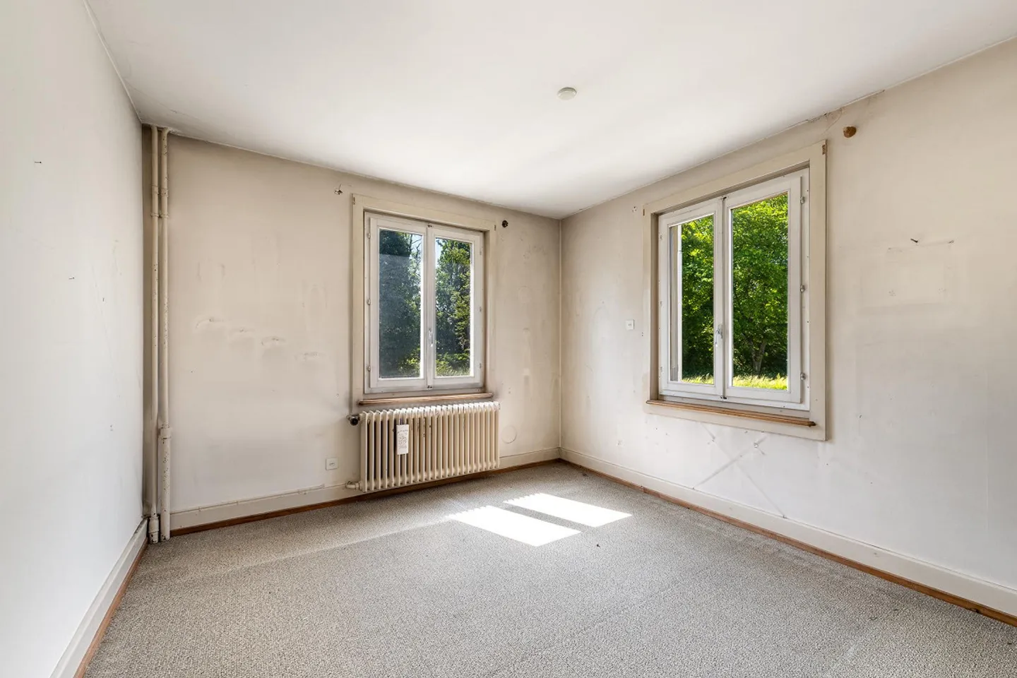 Pretty single-family house with plenty of outdoor space and great potential - Photo 9 of 13