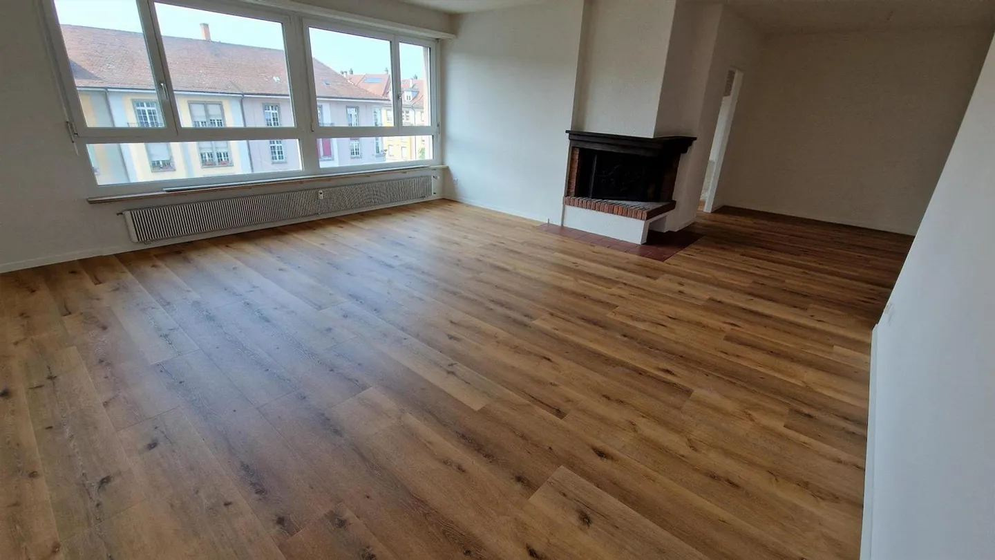 Ampio appartamento di 4,5 stanze con terrazza e camino - Foto 2 di 9