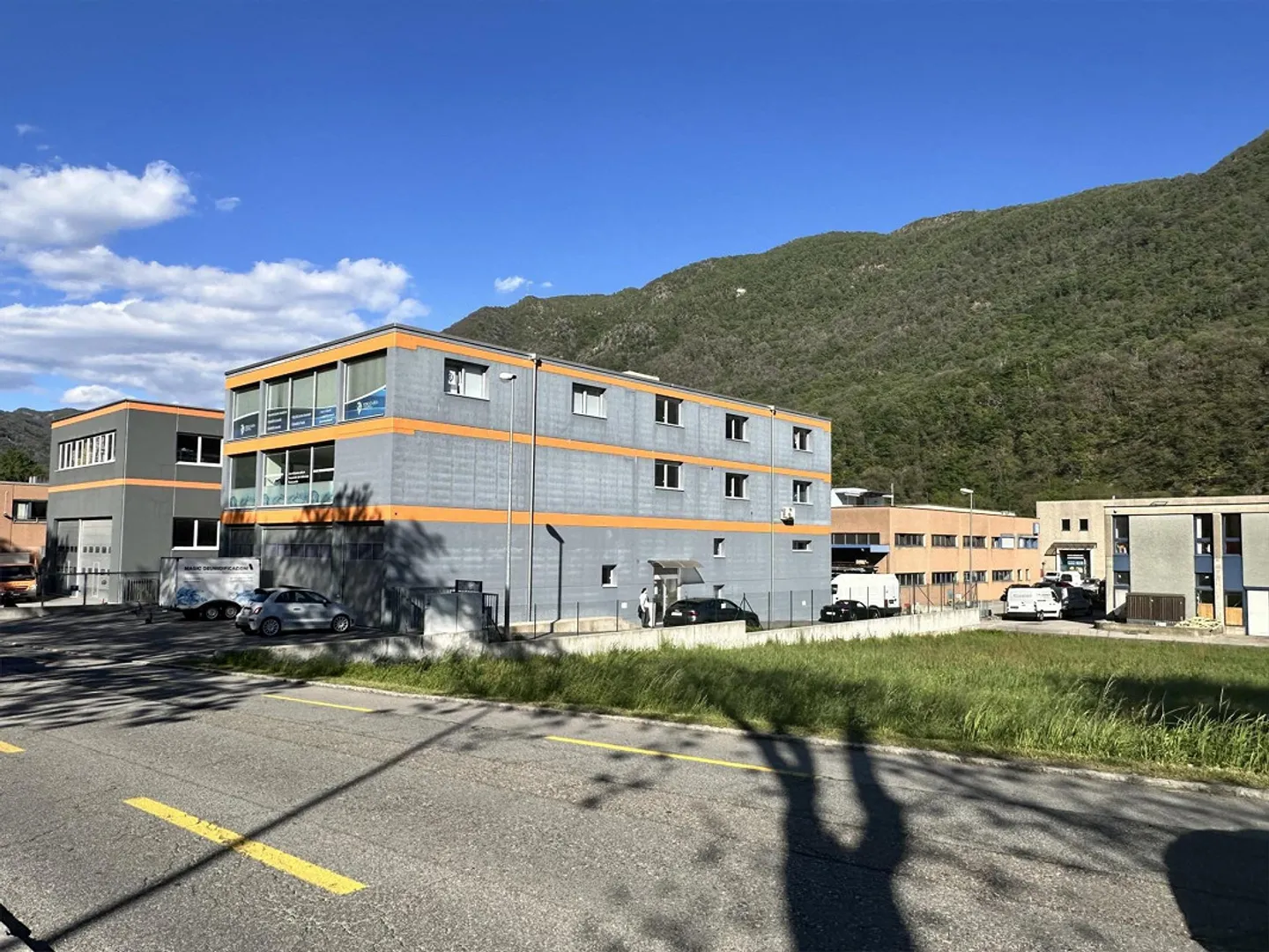 2 NUOVI STABILI AMMINISTRATIVI E ARTIGIANALI A MEZZOVICO - Foto 2 von 8