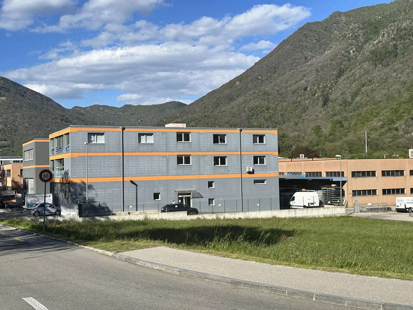 2 NUOVI STABILI AMMINISTRATIVI E ARTIGIANALI A MEZZOVICO - Foto 6 von 8