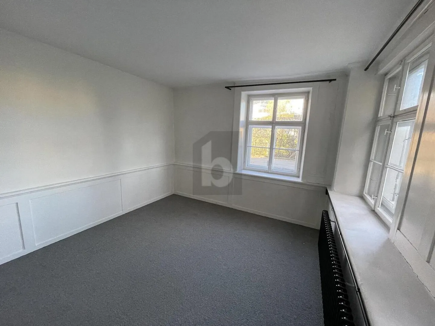 GROUND FLOOR IN A CENTRAL LOCATION - Photo 3 of 6