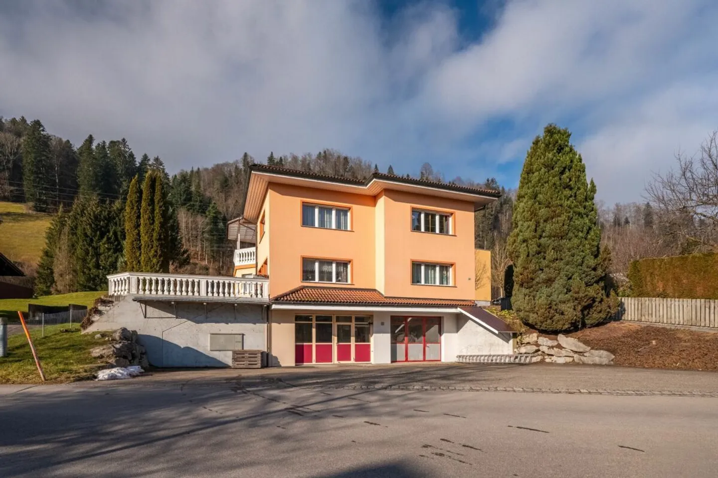 Casa plurifamiliare con molteplici possibilità di costruzione e utilizzo - Foto 1 di 11
