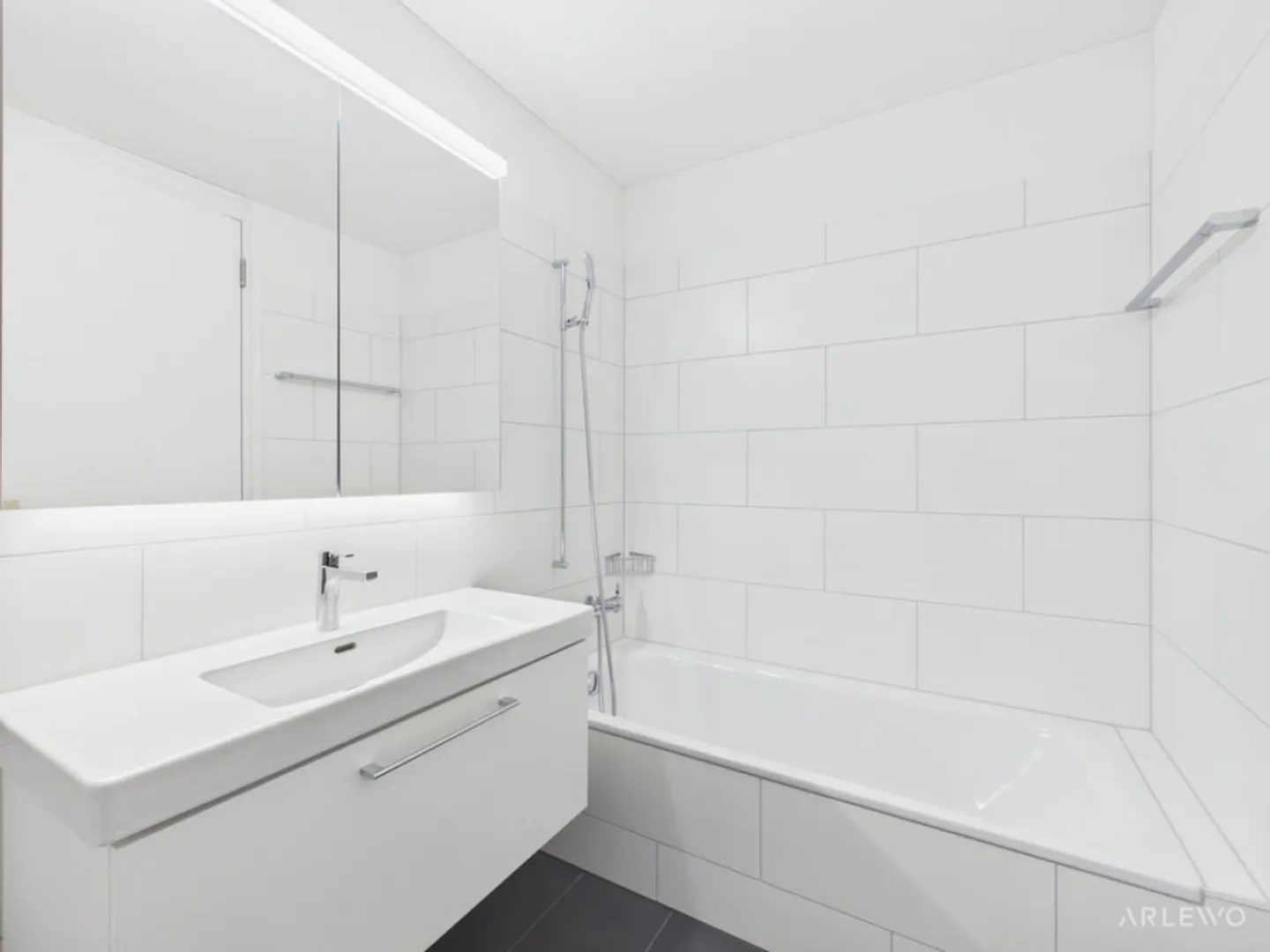 Modernes Wohnen über den Dächern - 11 Etage mit See- und Bergblick - Photo 8 sur 12