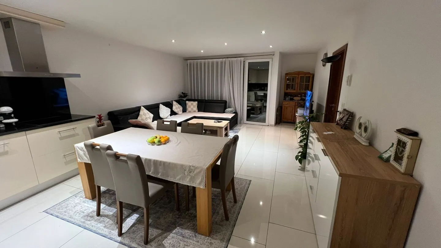 Charmante 4,5 Zimmer in einer ruhigen Umgebung - Foto 2 von 8