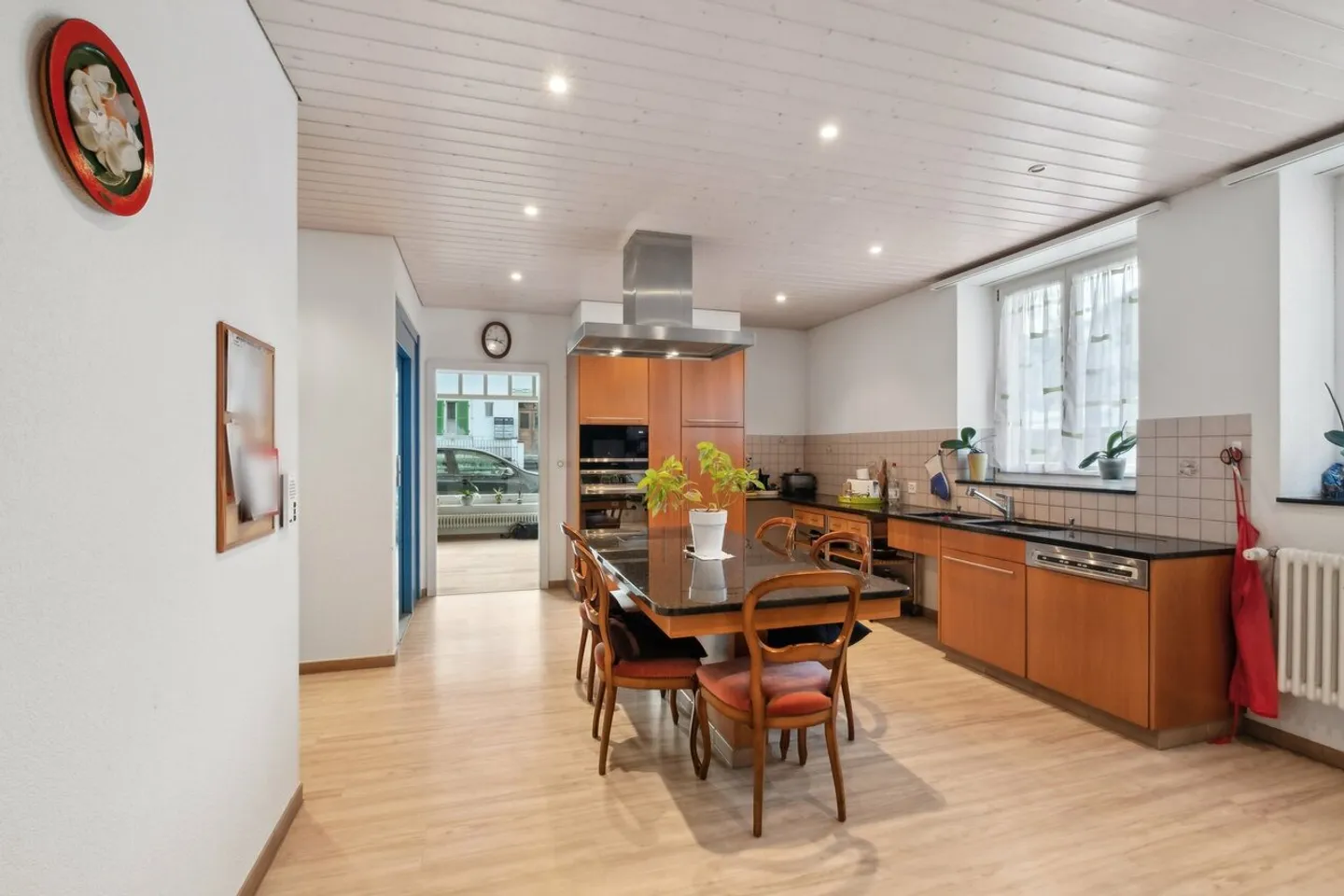 Magnifica casa su tre livelli nel cuore di Tavannes - Foto 4 di 13