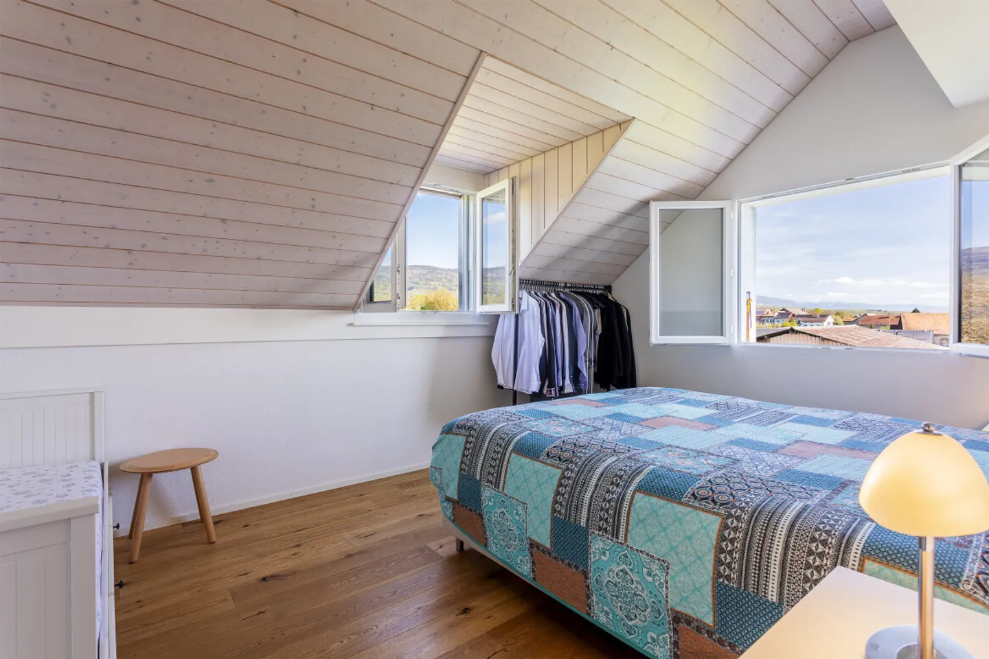 Cuarnens – Attic 5.5 rooms with mezzanine, approx. 200 m² usable, an ideal setting for your family - Photo 9 of 13