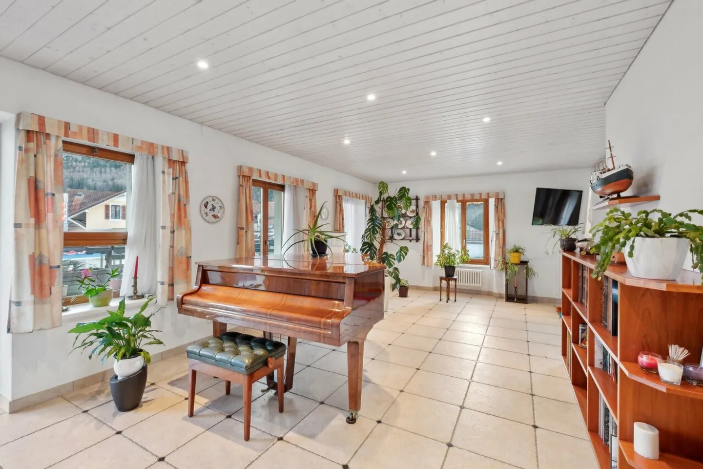 Magnifica casa su tre livelli nel cuore di Tavannes - Foto 7 di 13