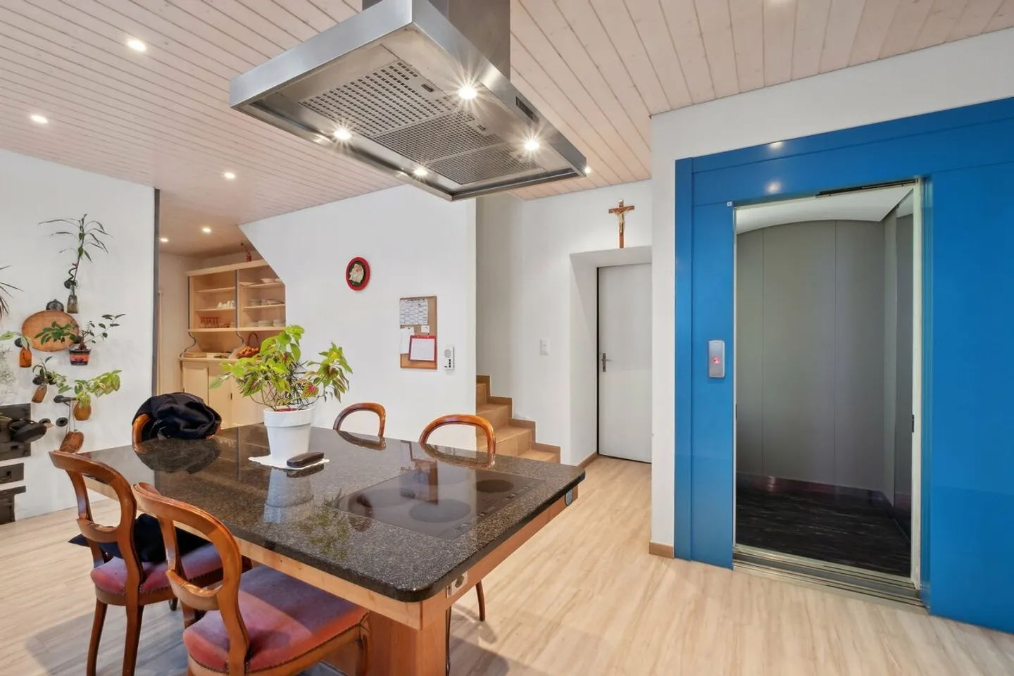 Magnifica casa su tre livelli nel cuore di Tavannes - Foto 11 di 13