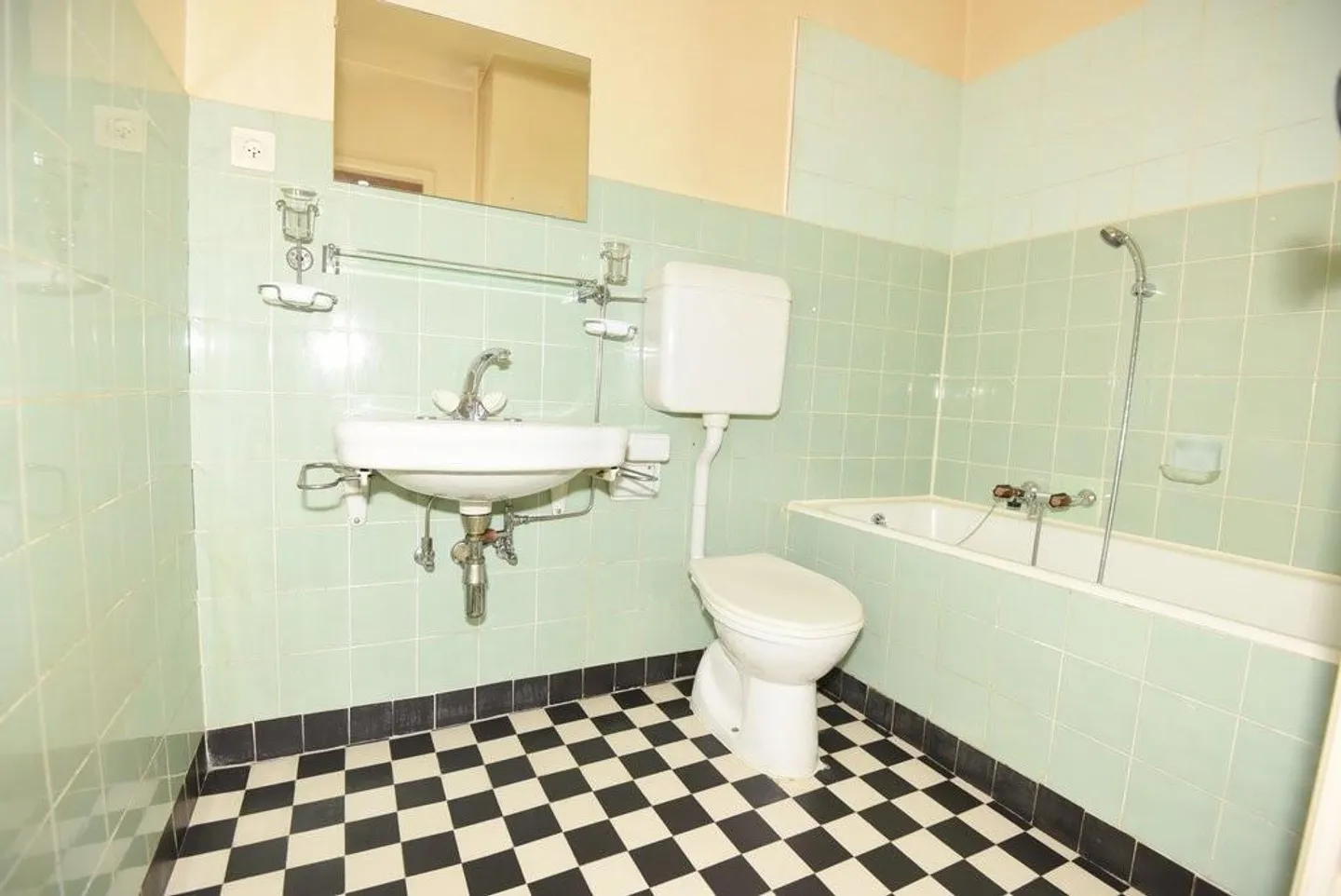 Pretty 2-room apartment on the 2nd floor - Photo 8 of 9