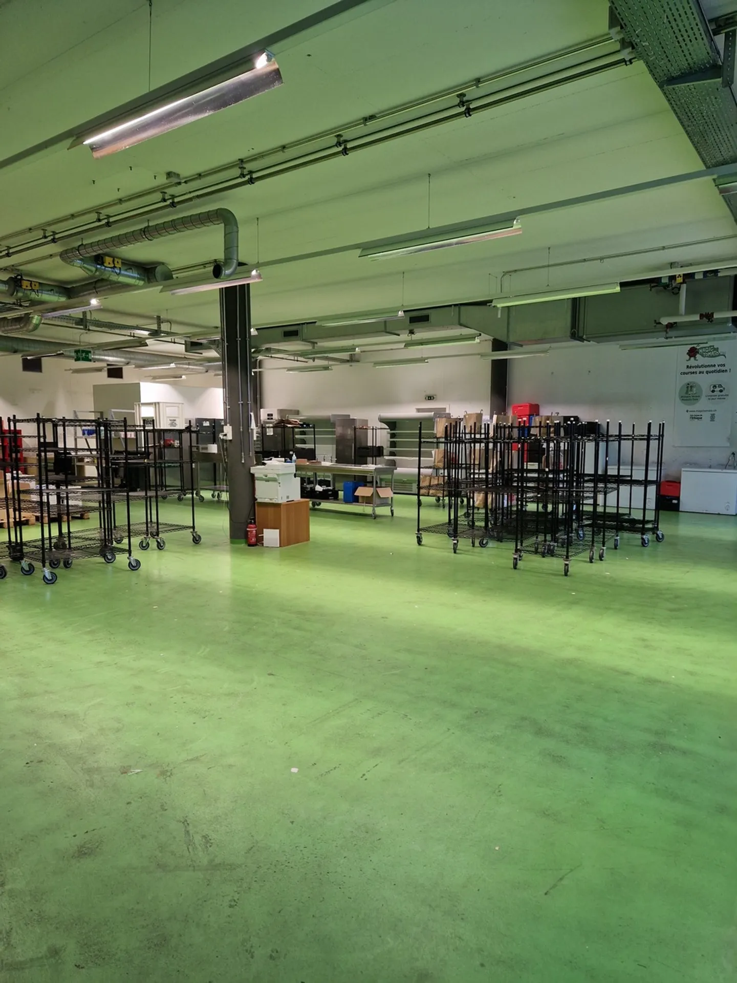 For rent 320 m² of showroom/workshop space in Plan-les-Ouates - Photo 1 of 2