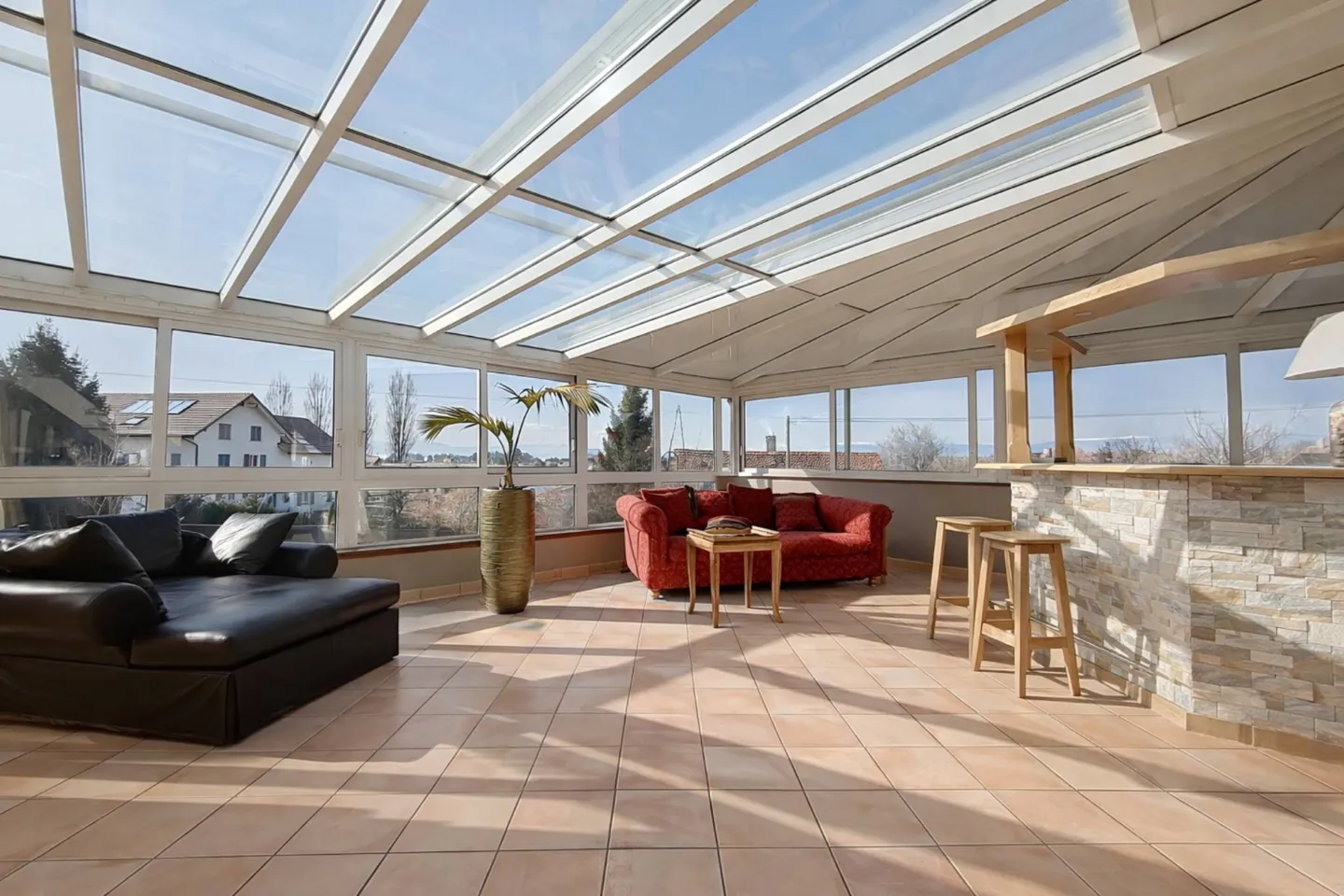 Élégante villa familiale avec piscine intérieure, sauna et hammam - Photo 3 sur 11