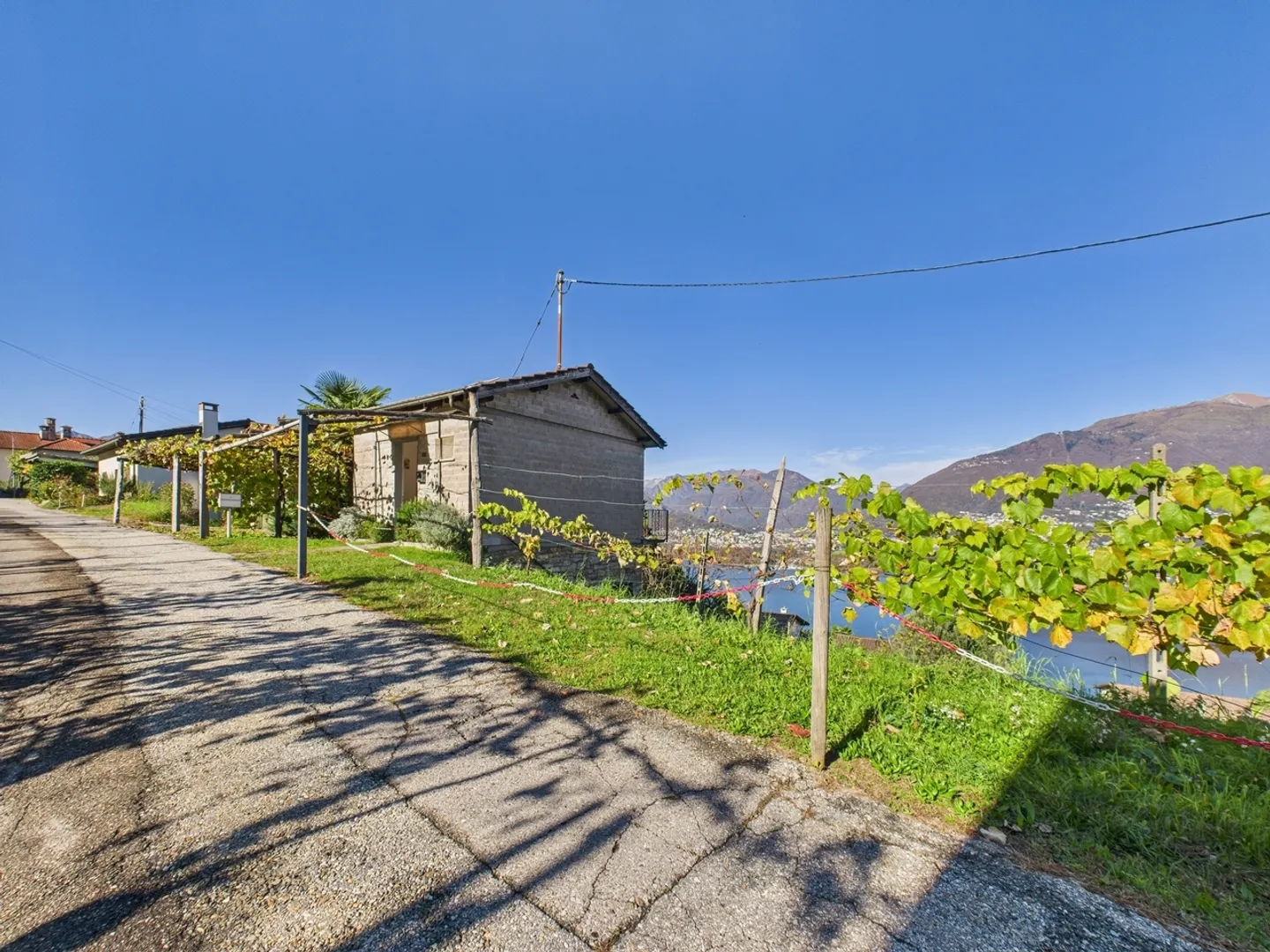 Building plot with rustic and breathtaking view of Lake Maggiore in Vairano (Gambarogno, Ticino) Primary residence / Building plot with rustic and breathtaking lake view in Vairano (Gambarogno, Ticino) First apartment - Photo 1 of 12