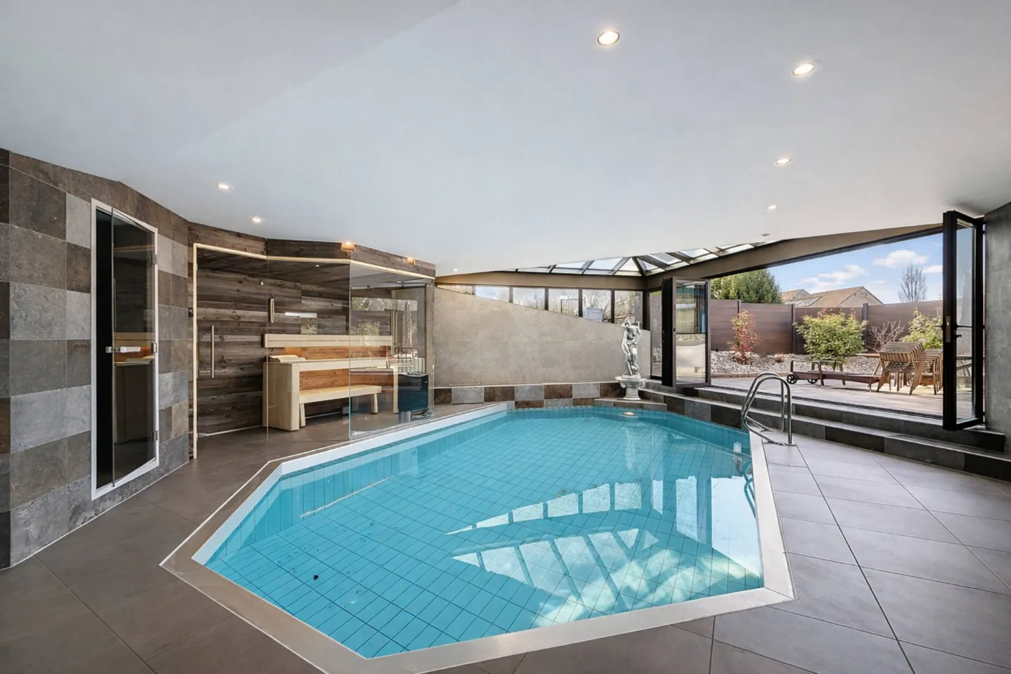 Élégante villa familiale avec piscine intérieure, sauna et hammam - Photo 5 sur 11